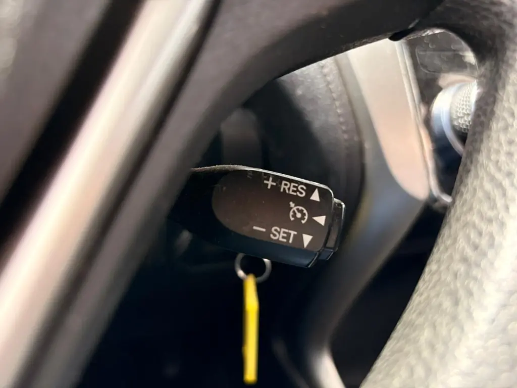 TOYOTA Yaris Sedan - Foto