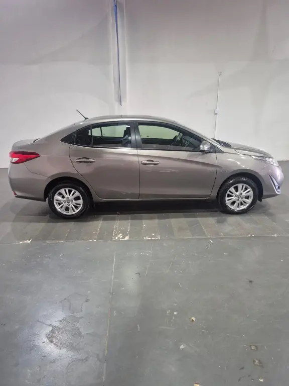 TOYOTA Yaris Sedan - Foto
