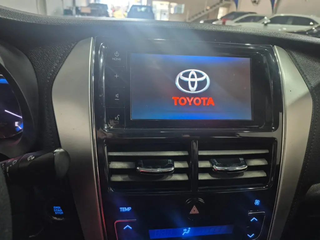 TOYOTA Yaris Sedan - Foto