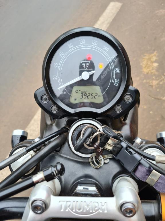 TRIUMPH Bonneville T100 900 - Foto