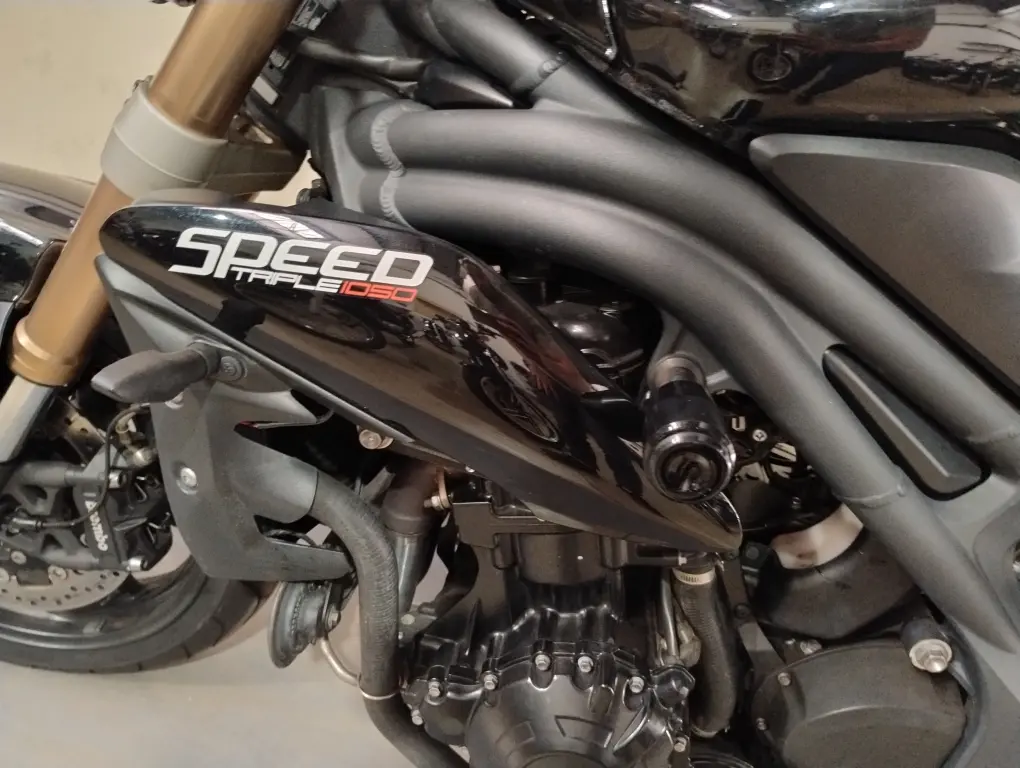 TRIUMPH Speed Triple 1050 - Foto