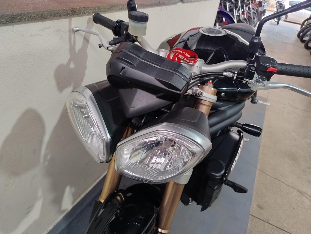 TRIUMPH Speed Triple 1050 - Foto