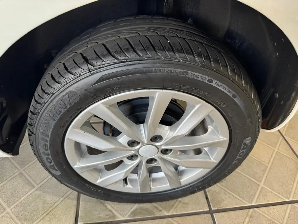 VOLKSWAGEN Fox - Foto