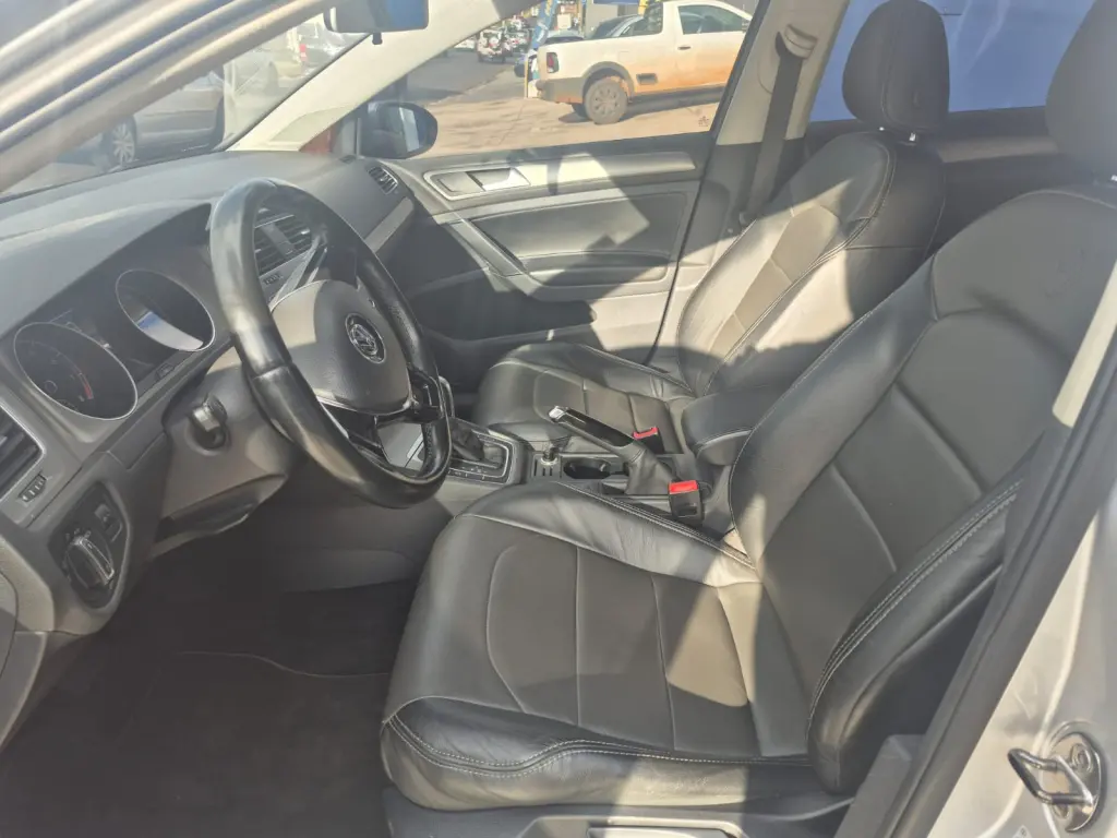 VOLKSWAGEN Golf - Foto