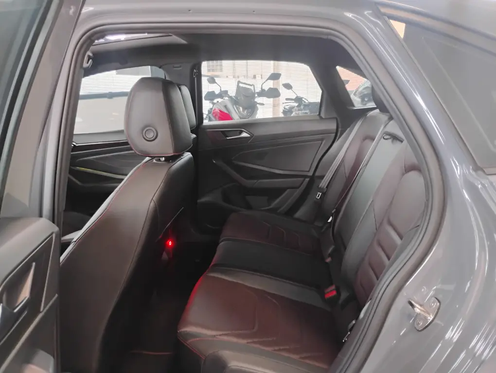 VOLKSWAGEN Jetta - Foto