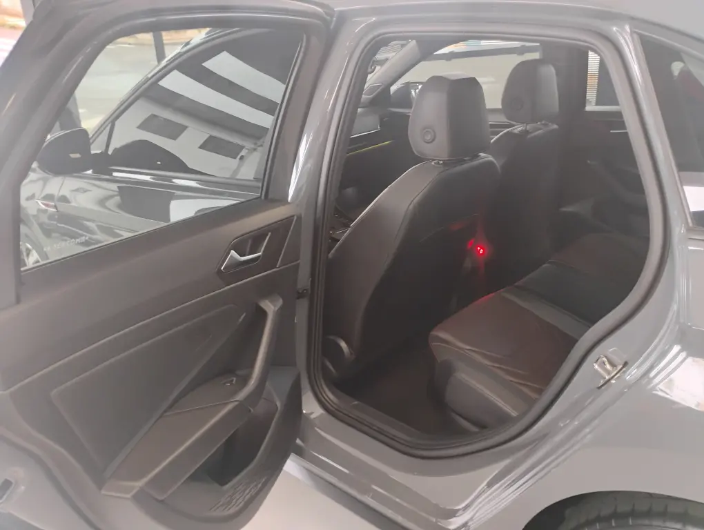 VOLKSWAGEN Jetta - Foto