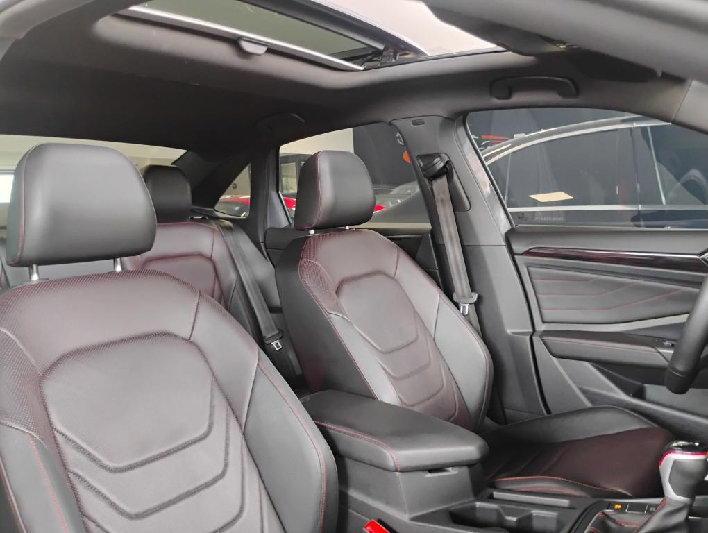 VOLKSWAGEN Jetta - Foto