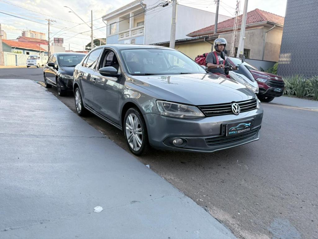 VOLKSWAGEN Jetta - Foto