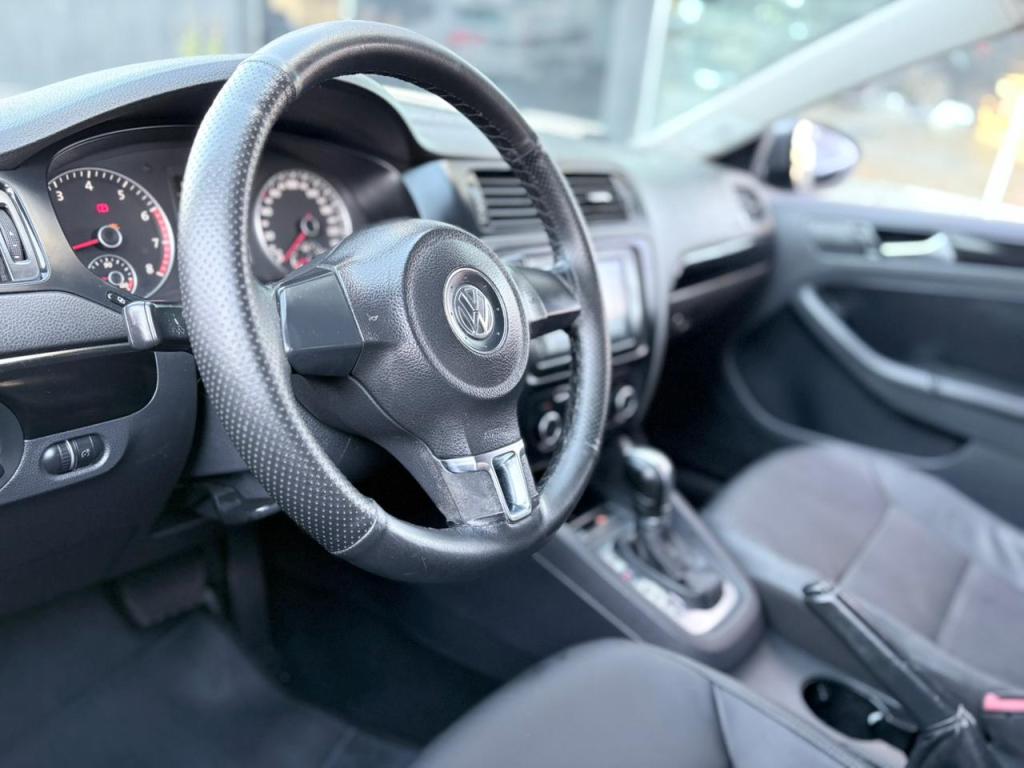 VOLKSWAGEN Jetta - Foto