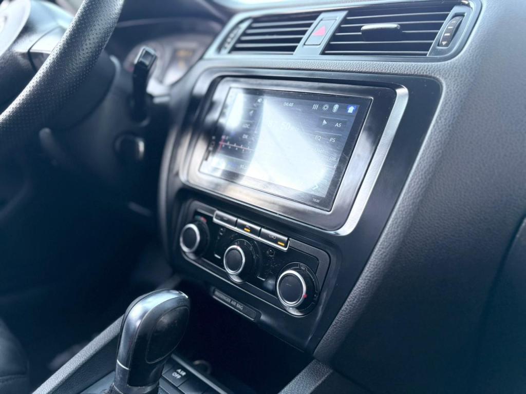 VOLKSWAGEN Jetta - Foto