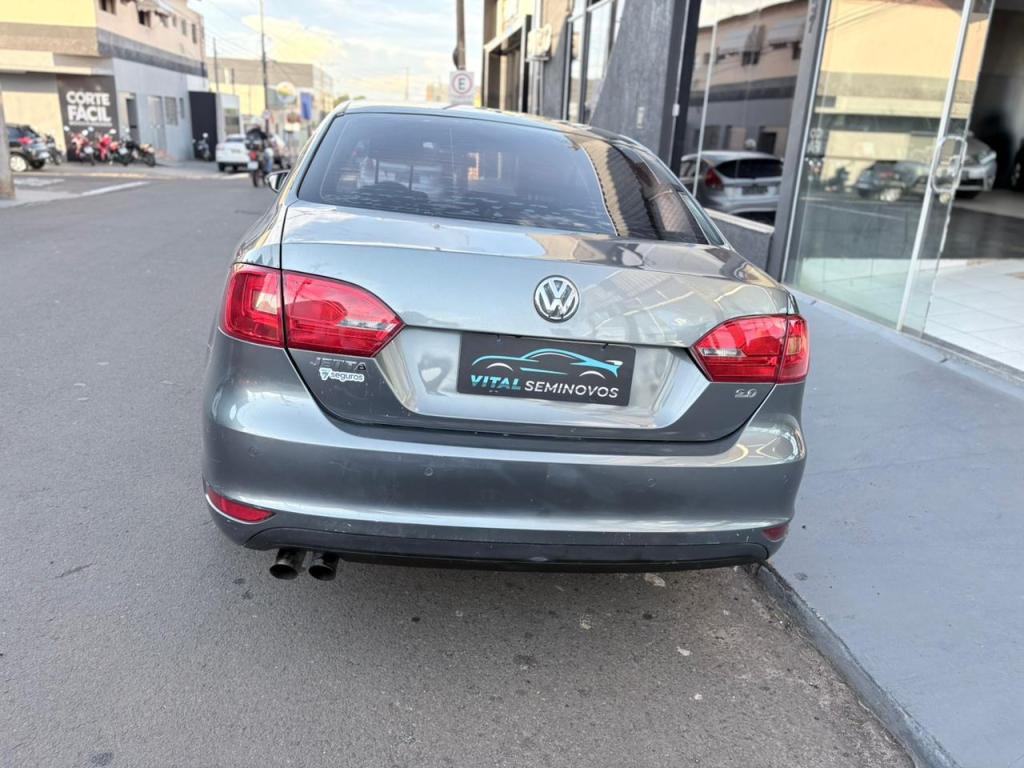 VOLKSWAGEN Jetta - Foto