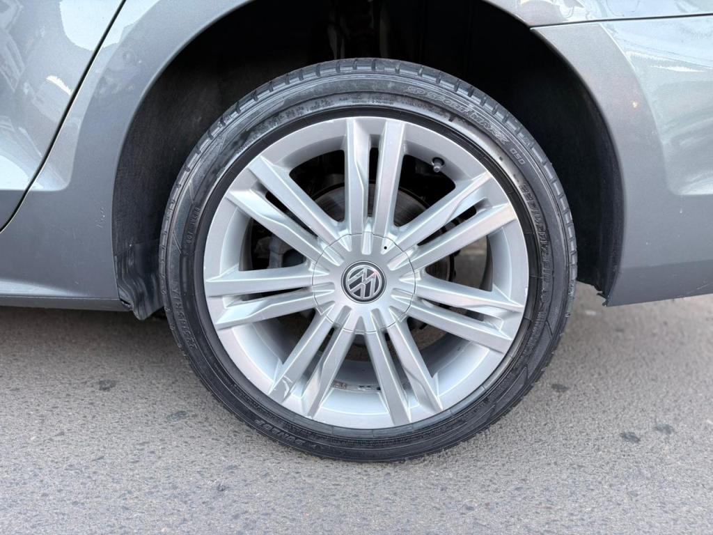 VOLKSWAGEN Jetta - Foto