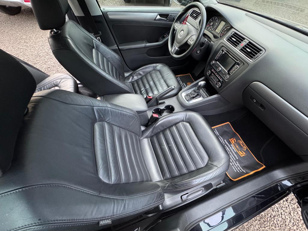 VOLKSWAGEN Jetta - Foto