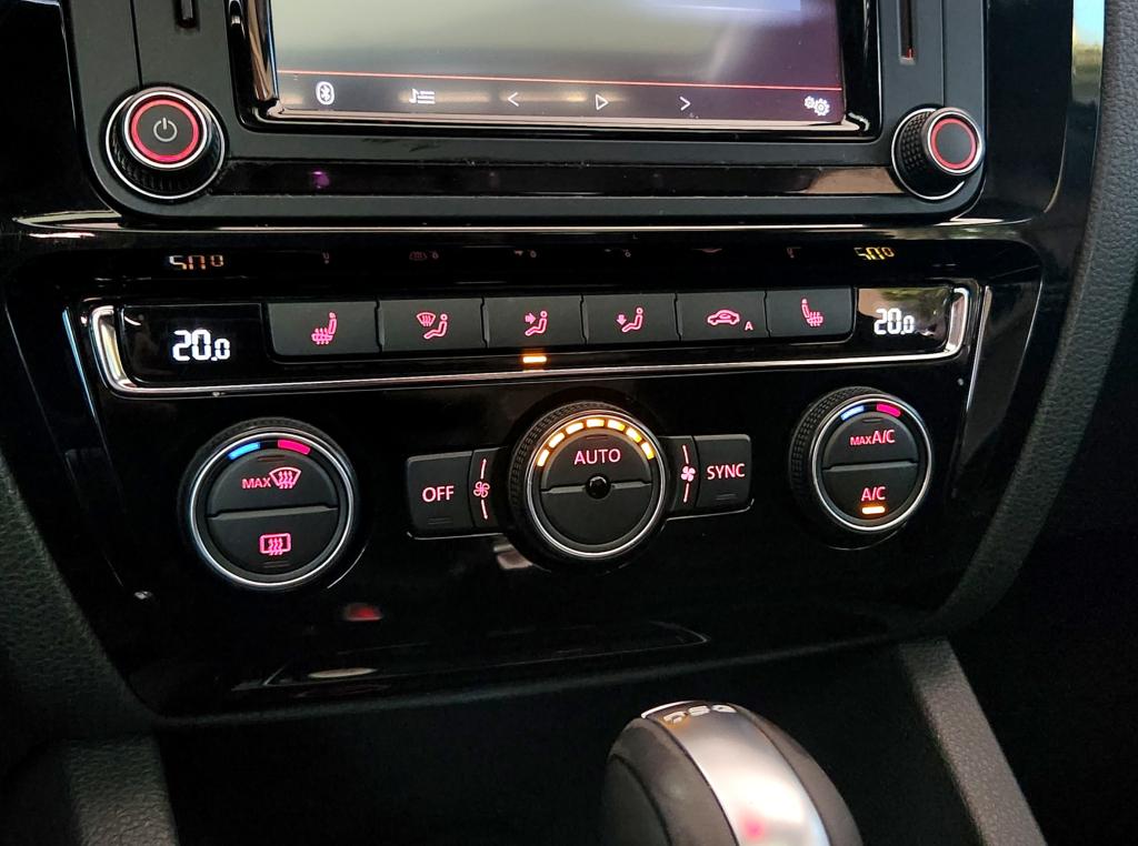 VOLKSWAGEN Jetta - Foto