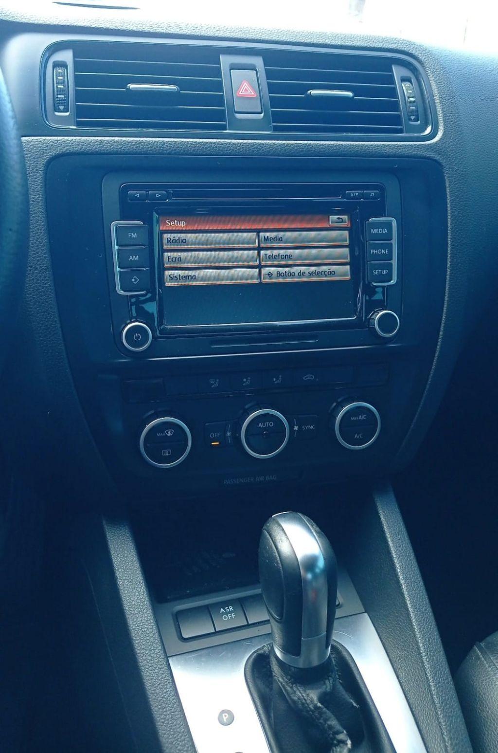 VOLKSWAGEN Jetta - Foto