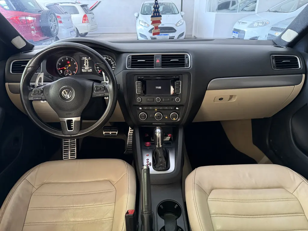 VOLKSWAGEN Jetta - Foto