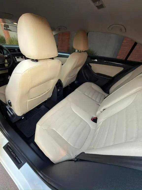 VOLKSWAGEN Jetta - Foto