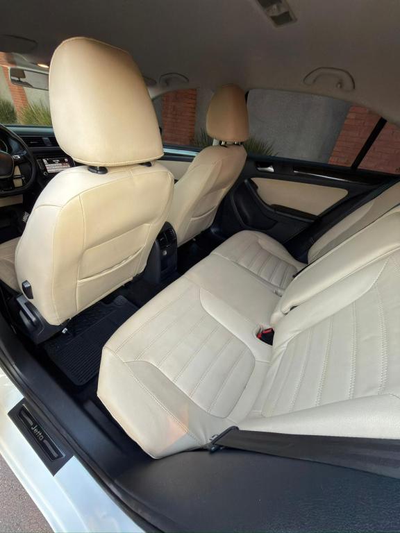 VOLKSWAGEN Jetta - Foto