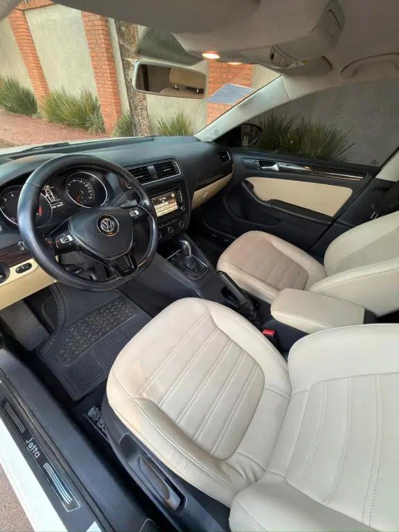 VOLKSWAGEN Jetta - Foto