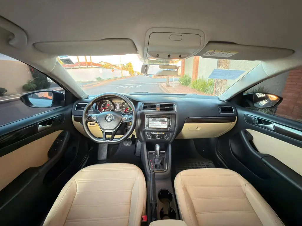 VOLKSWAGEN Jetta - Foto