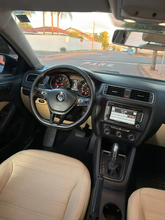 VOLKSWAGEN Jetta - Foto