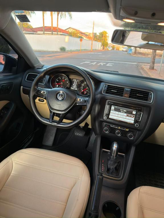 VOLKSWAGEN Jetta - Foto