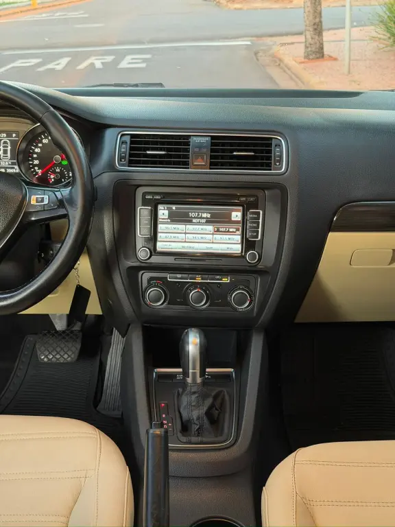 VOLKSWAGEN Jetta - Foto