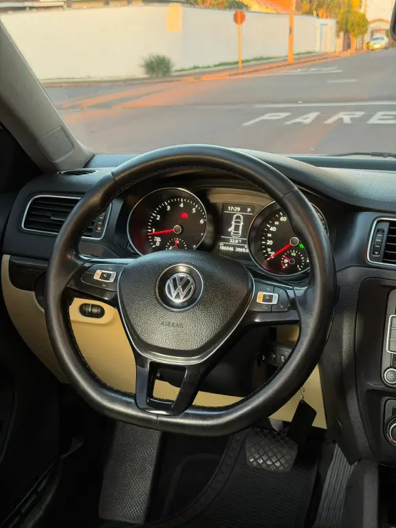 VOLKSWAGEN Jetta - Foto