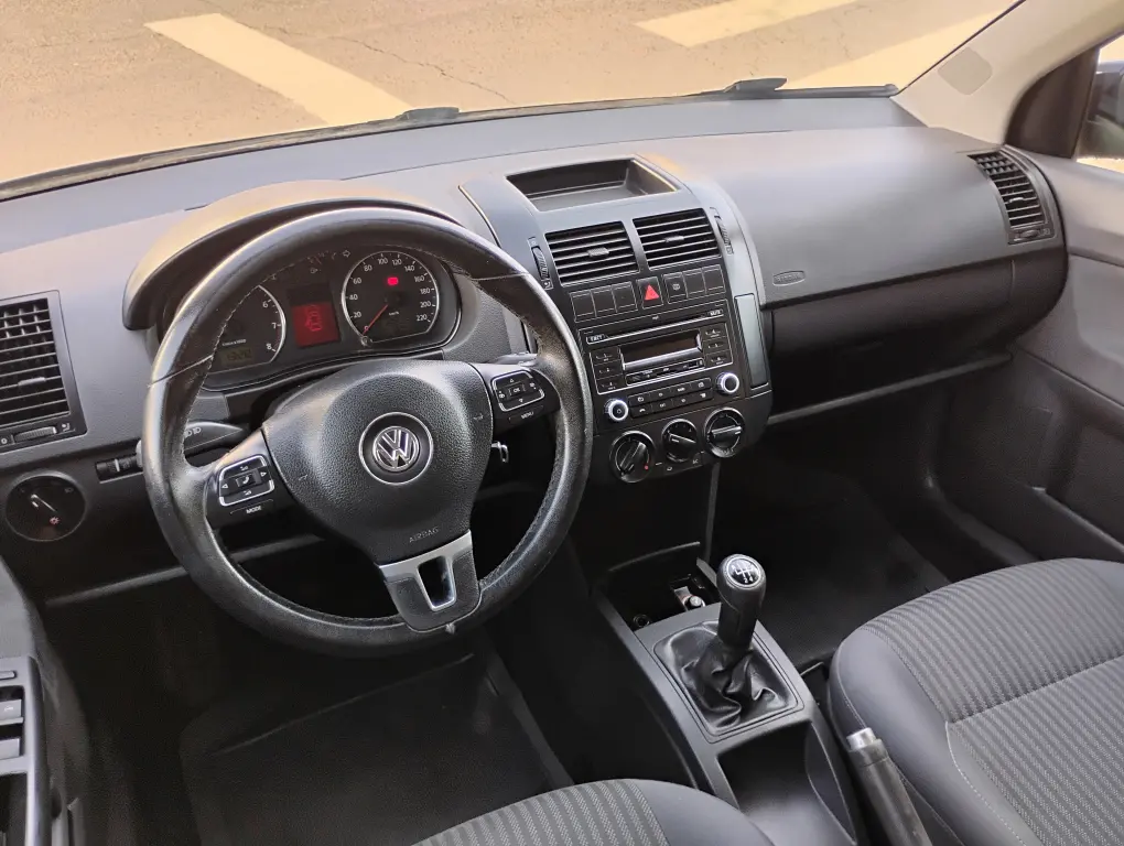 VOLKSWAGEN Polo Hatch - Foto