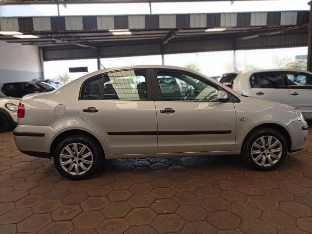 VOLKSWAGEN Polo Sedan - Foto