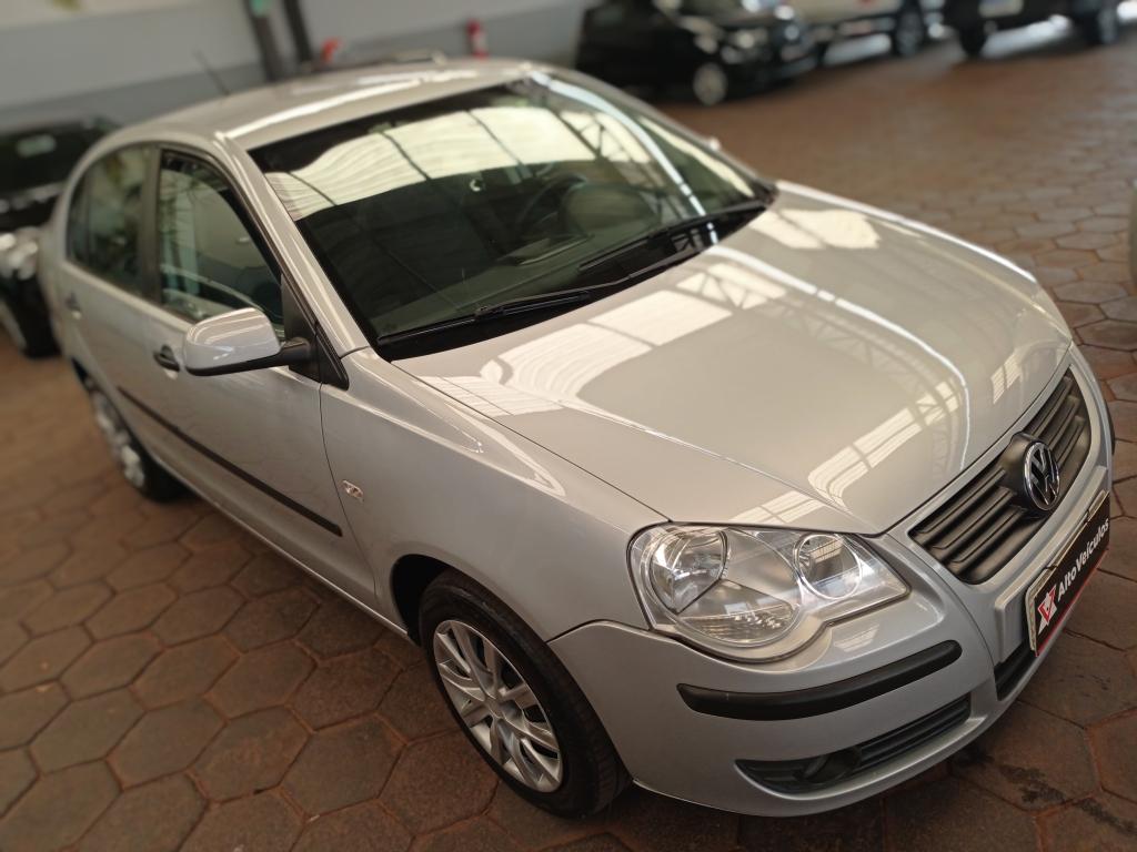 VOLKSWAGEN Polo Sedan - Foto