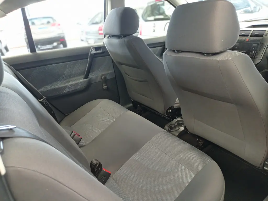 VOLKSWAGEN Polo Sedan - Foto