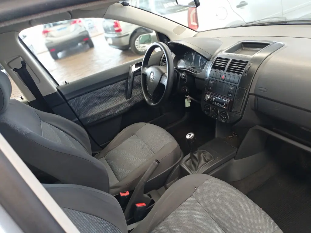 VOLKSWAGEN Polo Sedan - Foto