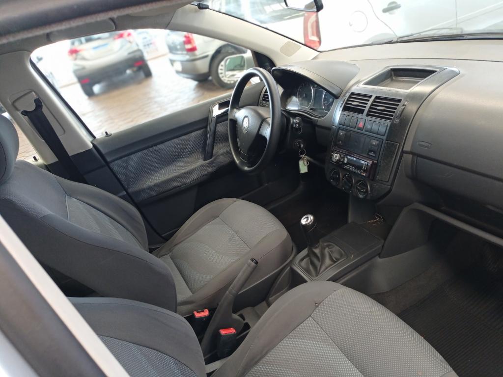 VOLKSWAGEN Polo Sedan - Foto