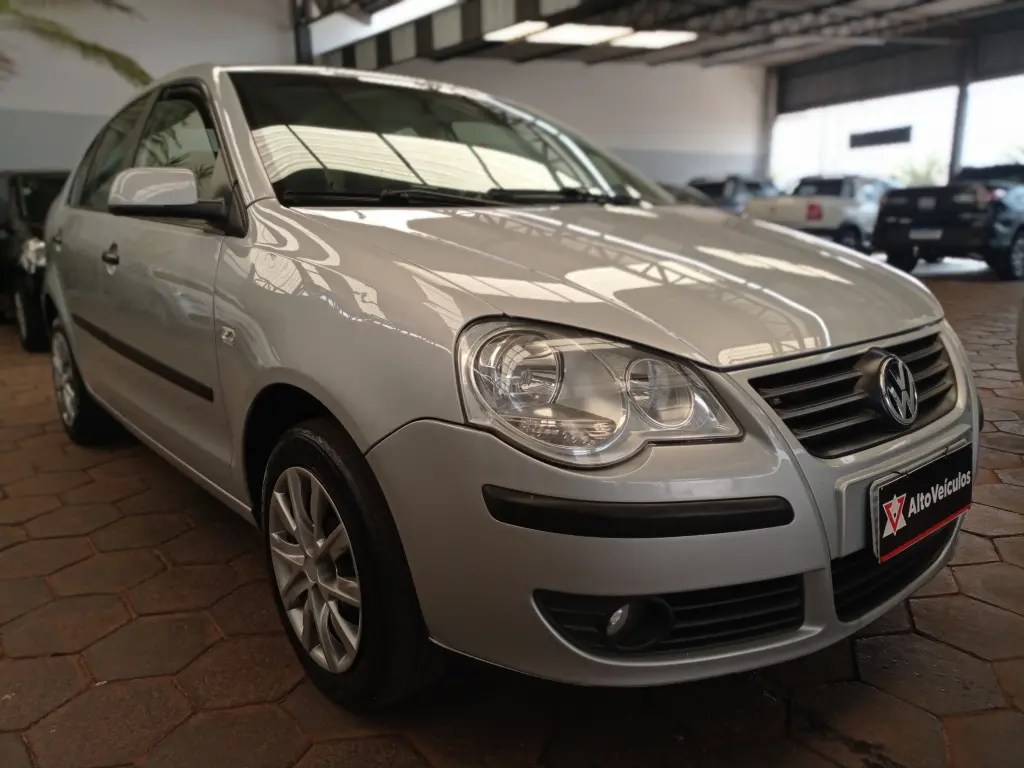 VOLKSWAGEN Polo Sedan - Foto