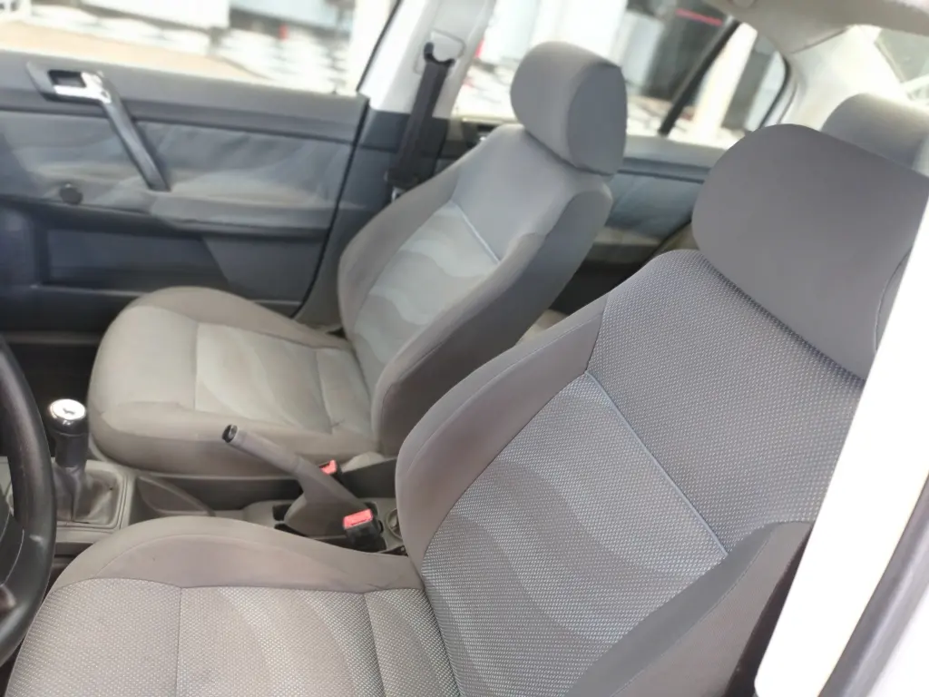 VOLKSWAGEN Polo Sedan - Foto