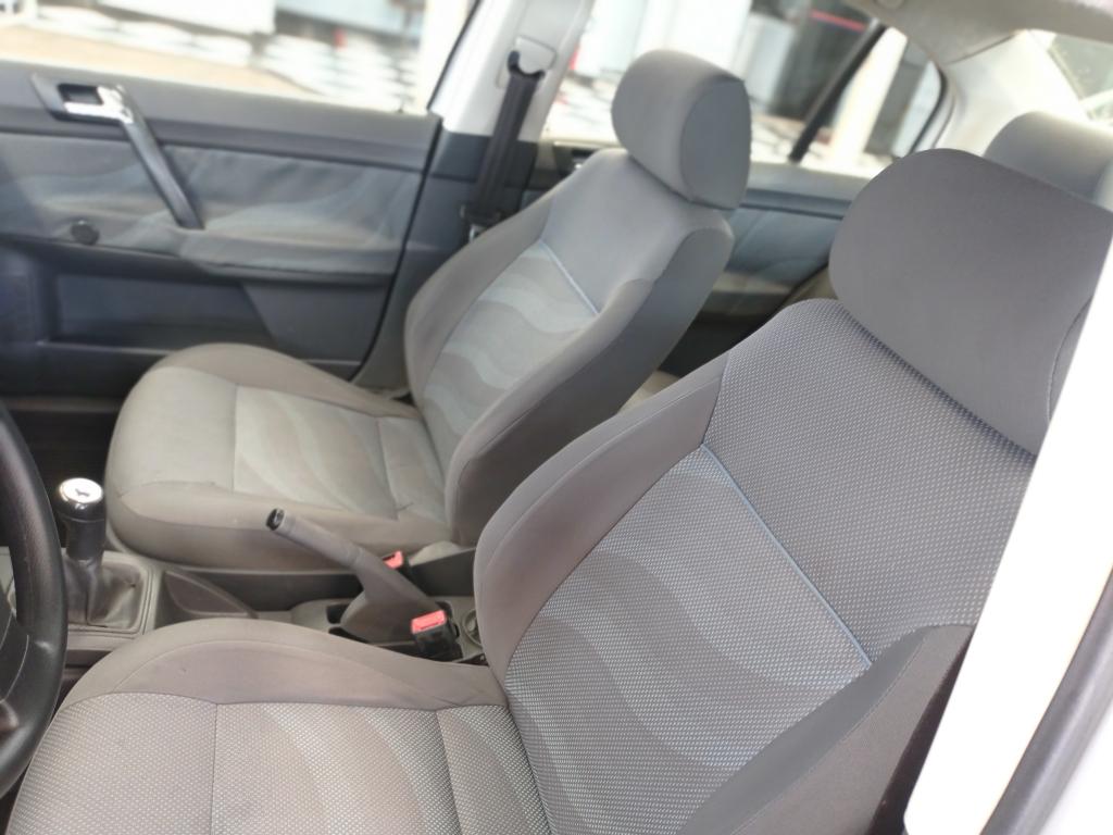 VOLKSWAGEN Polo Sedan - Foto