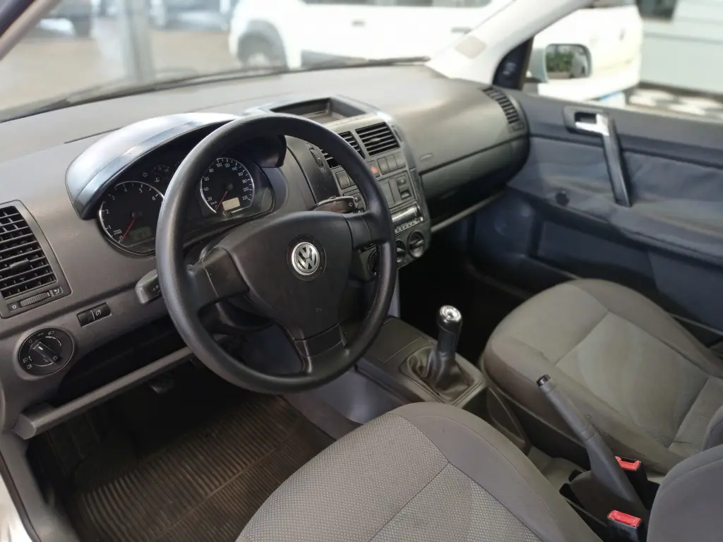 VOLKSWAGEN Polo Sedan - Foto