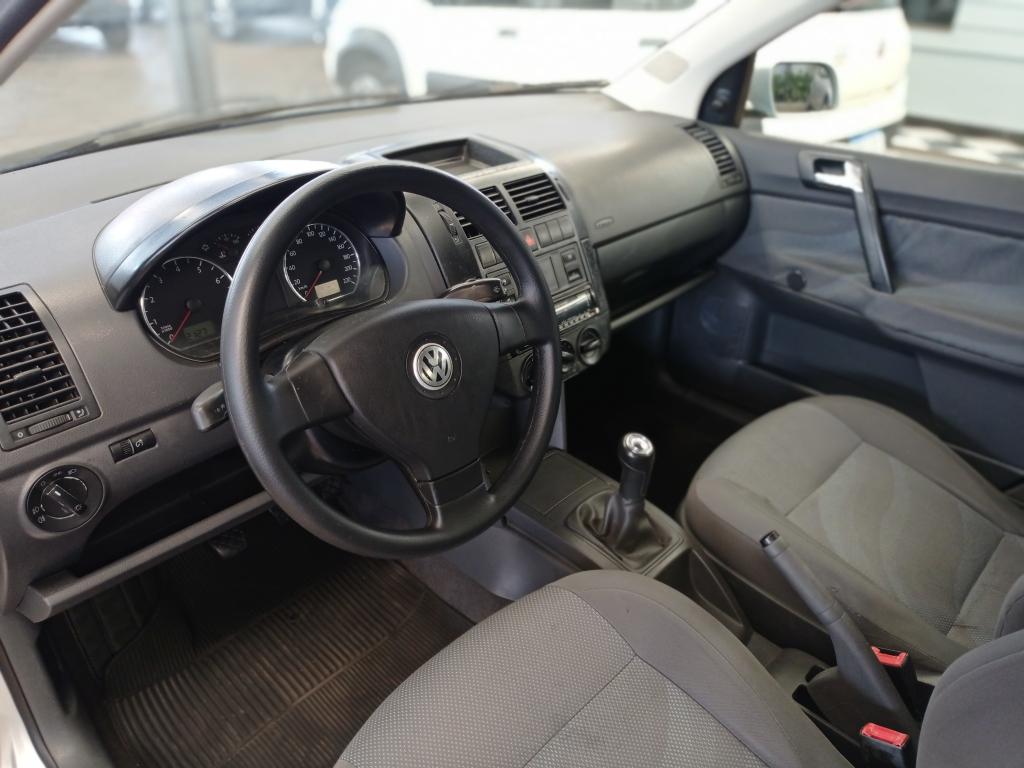 VOLKSWAGEN Polo Sedan - Foto