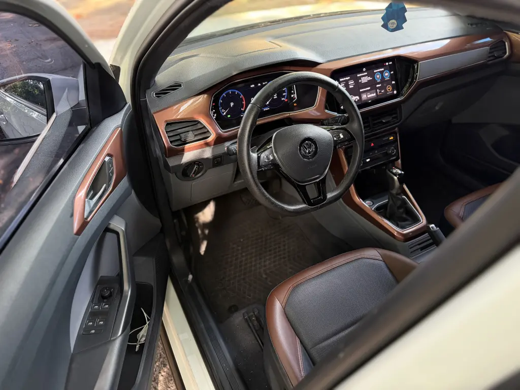 VOLKSWAGEN T-Cross - Foto
