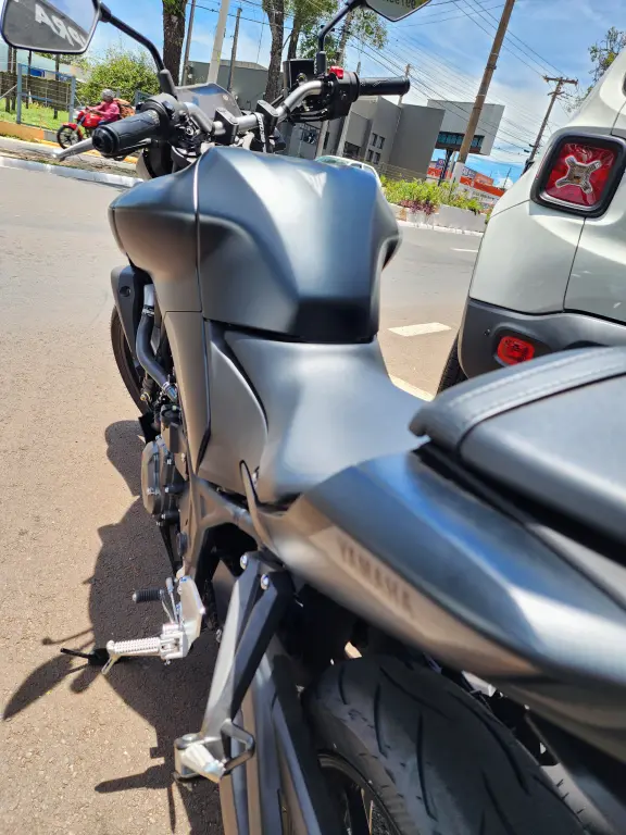 YAMAHA MT-03 300 - Foto