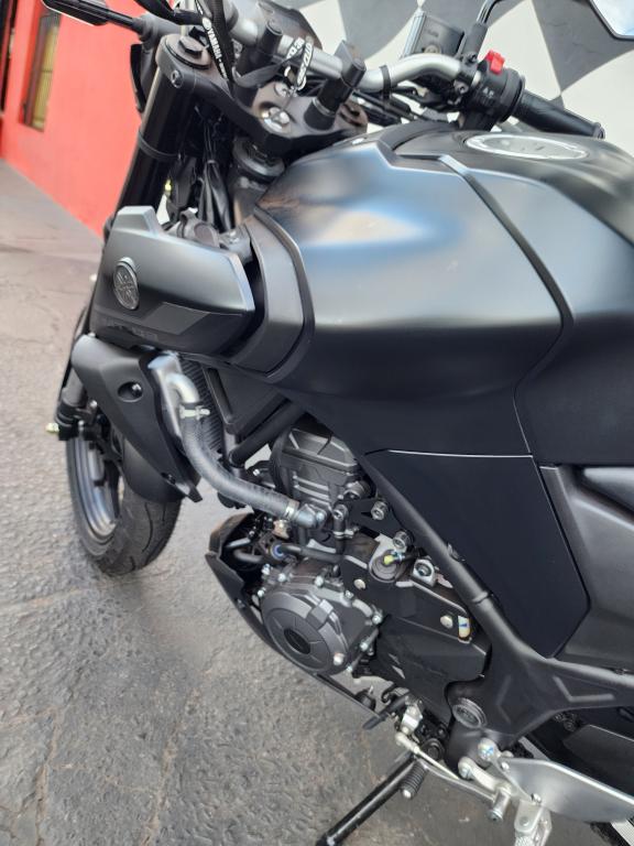 YAMAHA MT-03 300 - Foto
