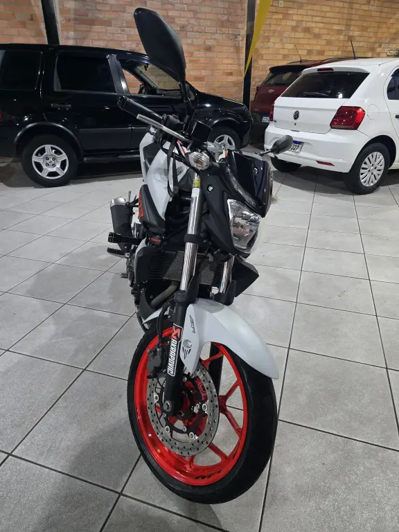 YAMAHA MT-03 300 - Foto