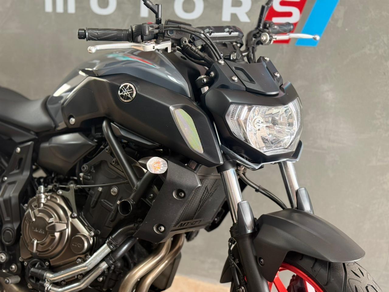 YAMAHA MT-07 700 - Foto