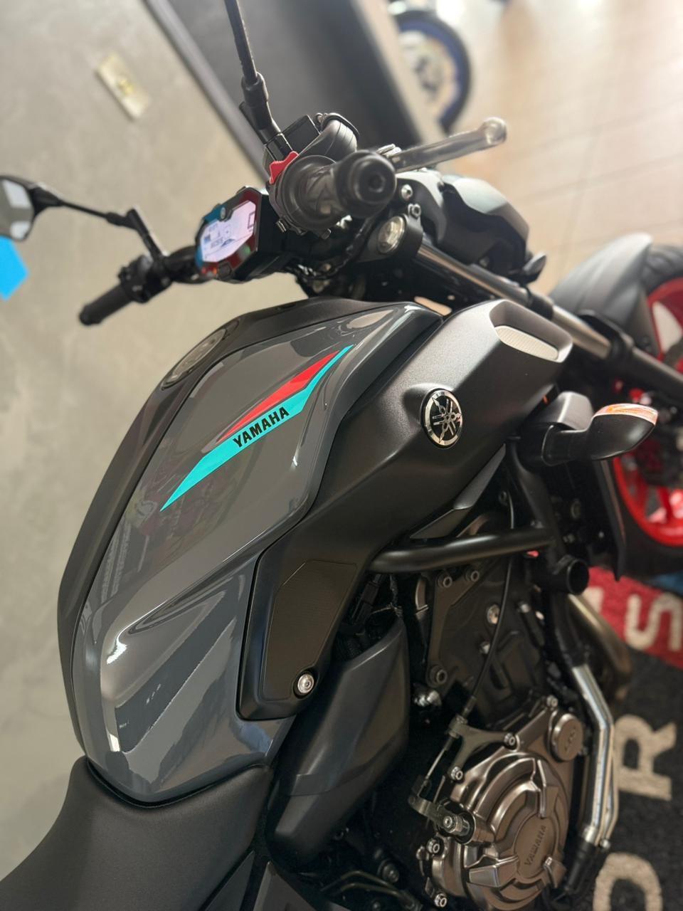 YAMAHA MT-07 700 - Foto
