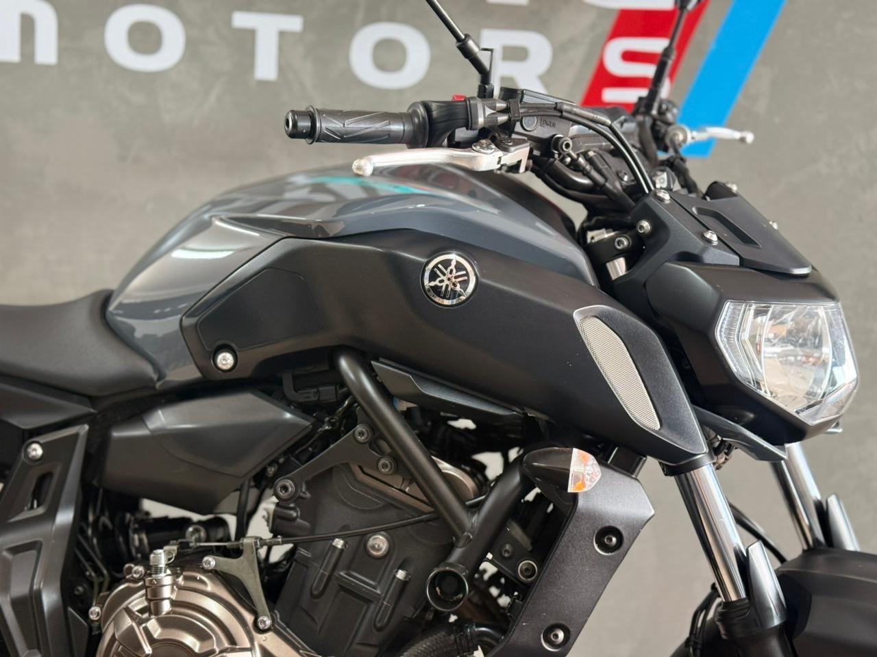 YAMAHA MT-07 700 - Foto