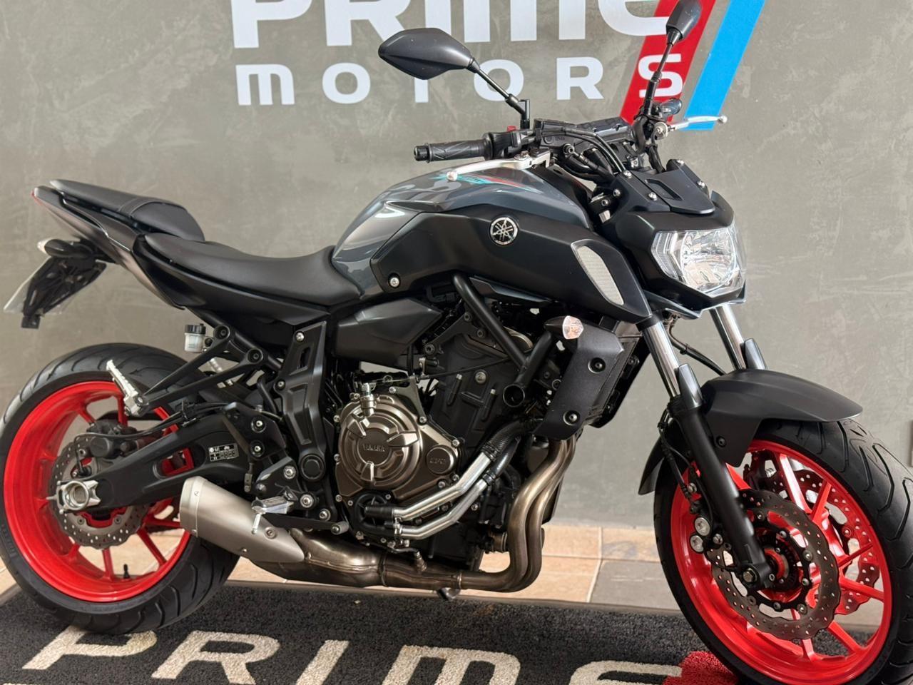 YAMAHA MT-07 700 - Foto