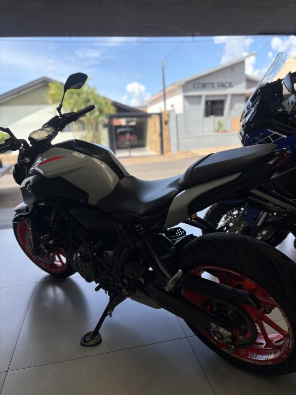 YAMAHA MT-07 700 - Foto