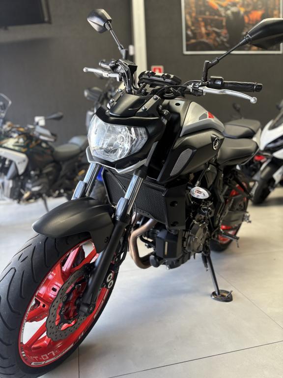 YAMAHA MT-07 700 - Foto