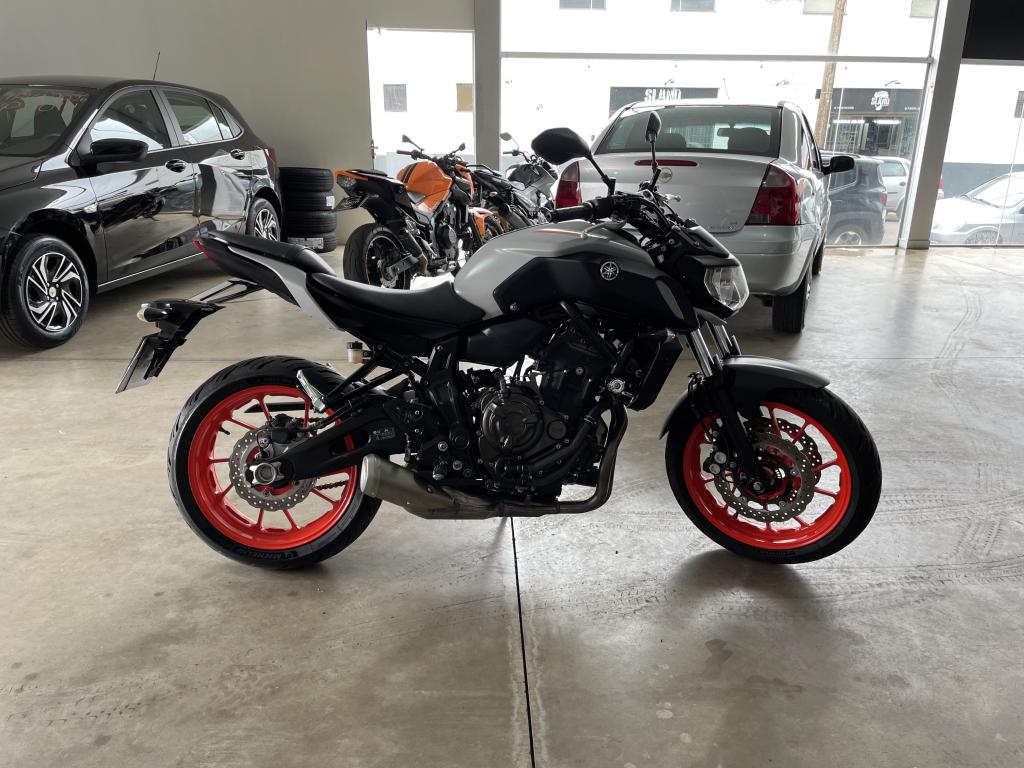 YAMAHA MT-07 700 - Foto